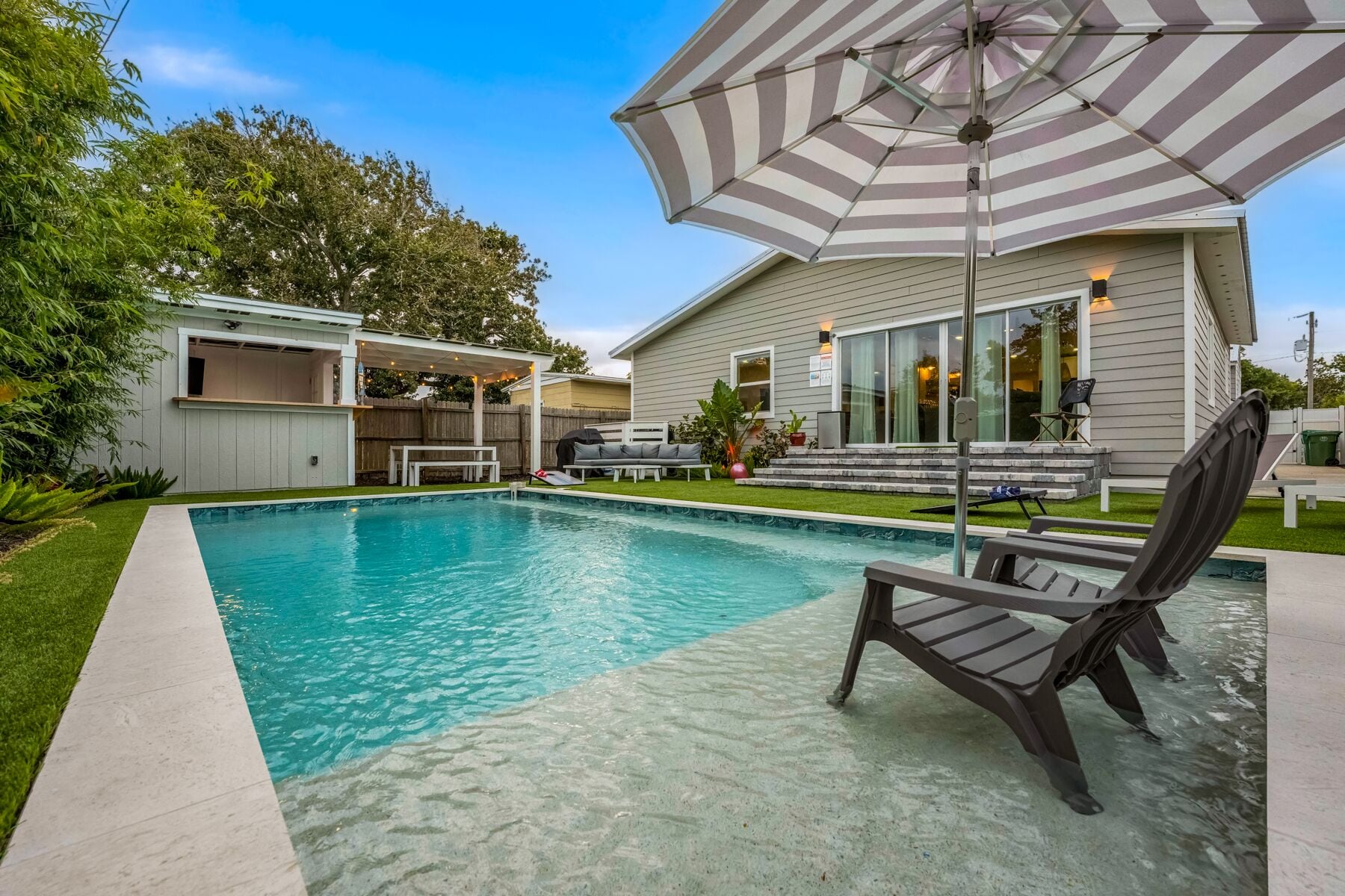 Perfect Family Getaway, blocks to Beach, pool