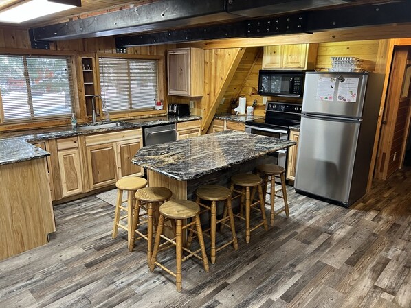 冰箱、微波炉、烤箱、炉灶