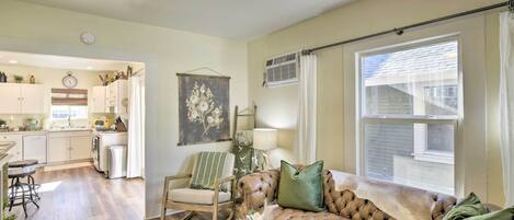 Televisión, chimenea, libros