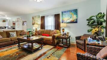 TV connectée, lecteur de DVD, livres