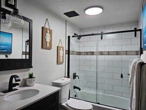 Assecador de cabells, tovalloles, sabó i xampú 