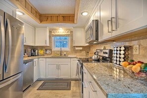 Fridge, microwave, stovetop, dishwasher - Relaxing Home Mins from Mt Snow, Hiking, & Lakes (Dover)