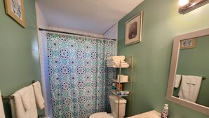 Ein Badezimmer mit Toilette, Waschbecken und Duschvorhang.