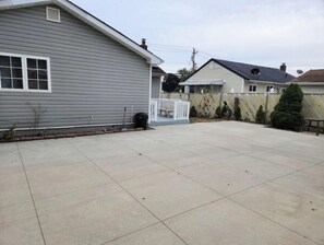 Terrace/patio - Lovely 1-Bedroom Apt With King Bed, 55” Smart  Tv. (Amityville)
