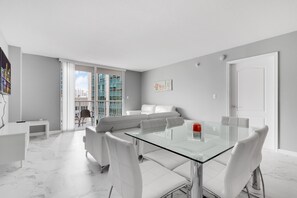 ラグジュアリー スイート 1 ベッドルーム キッチン シティビュー | ダイニングルーム