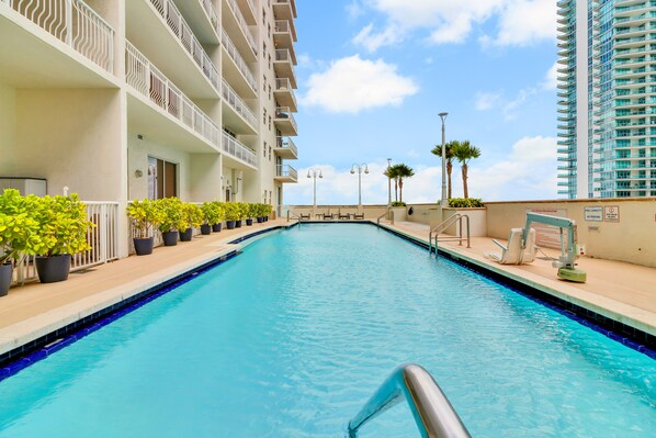 2 piscines extérieures, parasols de plage, chaises longues