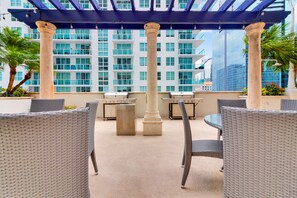 BBQ/picnic area - The Club at Brickell Bay Luxury Suites (Miami)