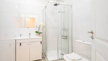 Douche, sèche-cheveux, serviettes fournies, savon