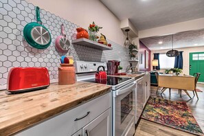 Fridge, microwave, stovetop, dishwasher