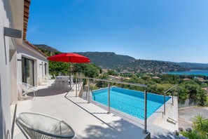 Outdoor pool, a heated pool - Villa Seaside with swimming pool 5 minutes walk from the beach (Le Lavandou)