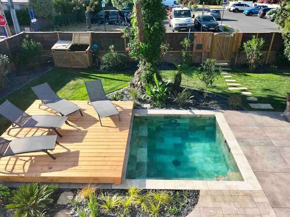 Outdoor pool, a heated pool