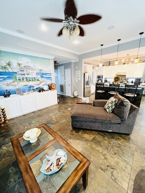 Smart TV, caminetto, lettore DVD, libri