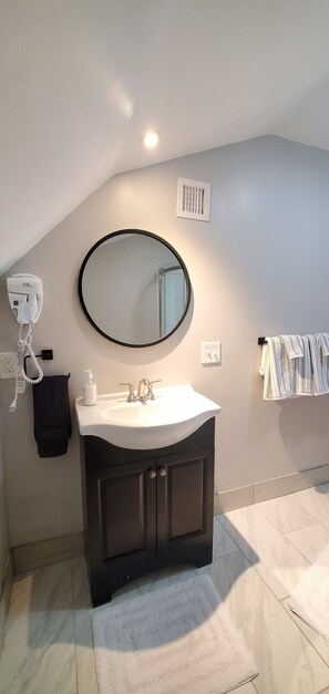Bathroom - 2-level 4 Bed Near Downtown (Newport)