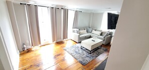 Living area - 2-level 4 Bed Near Downtown (Newport)