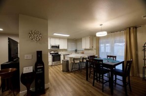 Dining - Retreat 5 bed, 4 room 3.8 mi. from Redding Airport (Anderson)