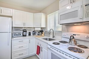 Fridge, microwave, stovetop, coffee/tea maker - Fort Lauderdale Apt Near Beaches & Shopping! (Fort Lauderdale)