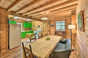 Dining - Blairsville Cabin w/ Fire Pit, 7 Mi to Dtwn! (Blairsville)