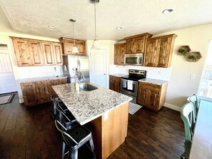 Fridge, microwave, oven, stovetop - Cozy 6 bedroom with tons of living and sleep space (Orem)