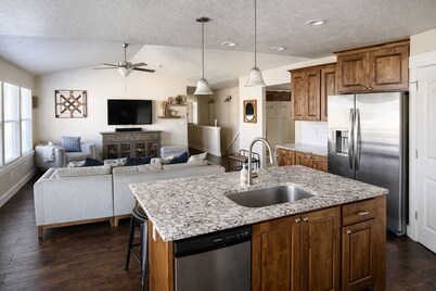 Sleeps 16 • Family Retreat Near BYU and UVU• Spacious 6BR Home,perfect for group