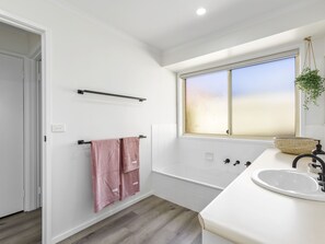 Shower, hair dryer, towels, soap - 2 Bedroom Unit - Short Walk To The Beach - Pet Friendly (Ocean Grove)
