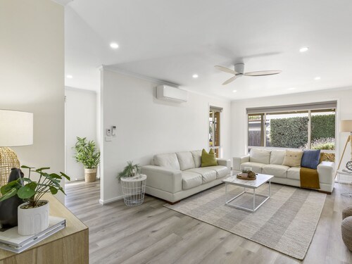 2 Bedroom Unit - Short Walk To The Beach - Pet Friendly