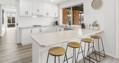 2 Bedroom Unit - Short Walk To The Beach - Pet Friendly
