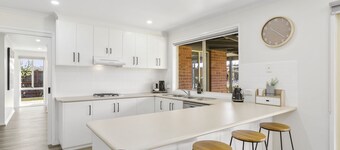 2 Bedroom Unit - Short Walk To The Beach - Pet Friendly
