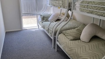 4 habitaciones, tabla de planchar con plancha y cuna de viaje