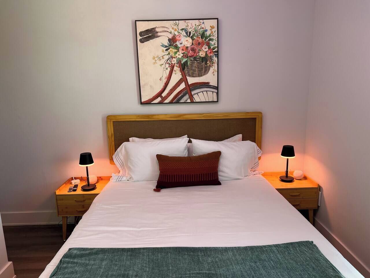 Escritorio, tabla de planchar con plancha, cuna de viaje y wifi gratis