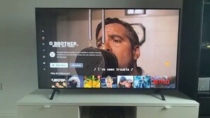 Ein Fernseher zeigt eine Filmszene mit dem sichtbaren Netflix-Logo und der Aufschrift 'Ich habe Ärger gesehen'.