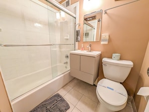 Bañera con ducha, secador de pelo