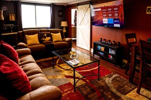 50-inch Smart TV with cable channels, TV - Perfect DTWN Condo with King beds (Atlanta)