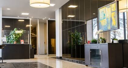 Lovely 2BR Condo WFH Heart of Downtown Pool Access