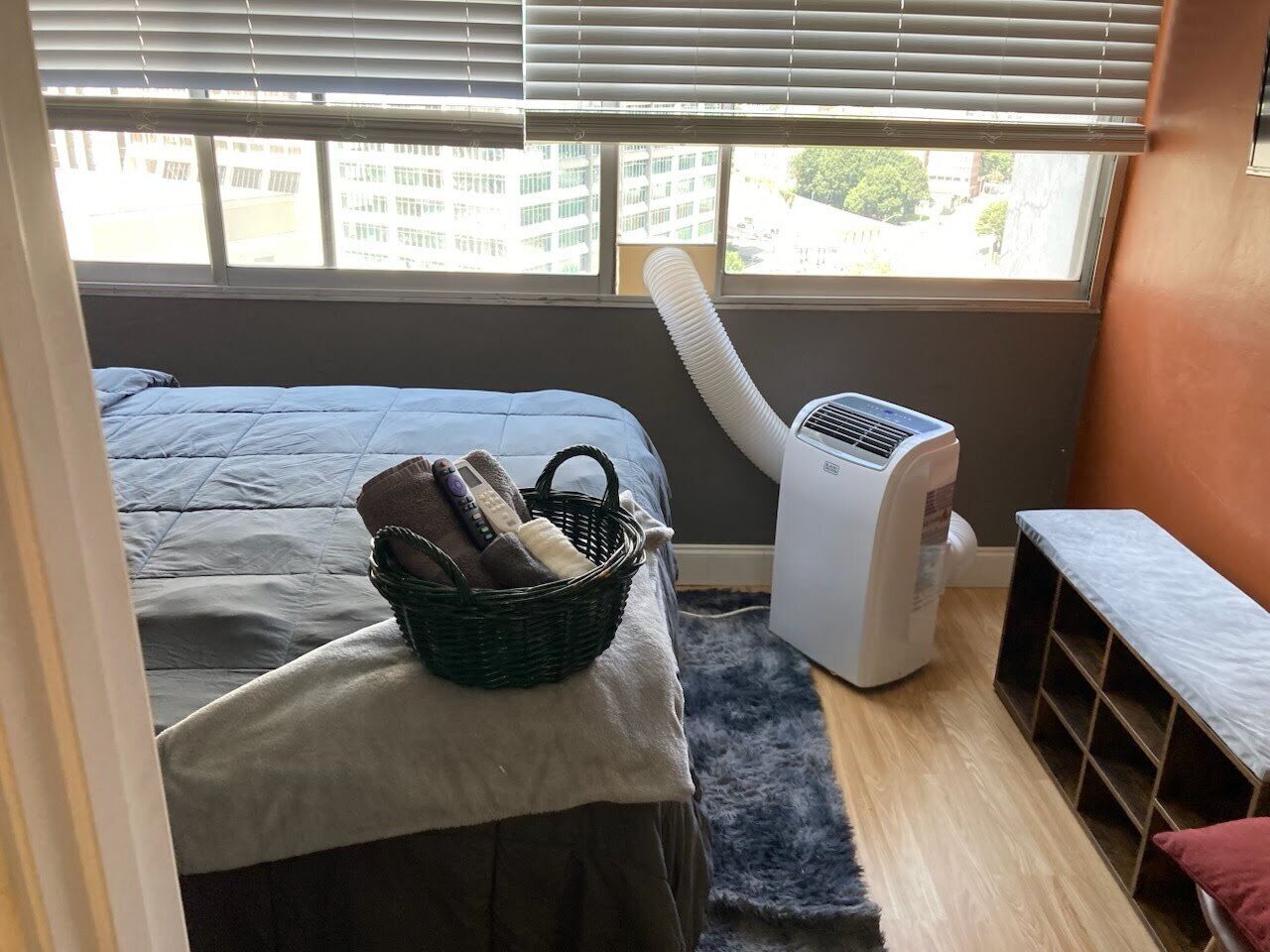 Cortinas blackout, wifi gratis y ropa de cama 