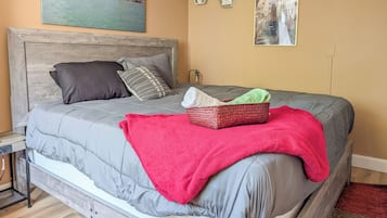 Comfort Condo, 2 Bedrooms, Non Smoking, Pool Access | Blackout curtains, free WiFi, bed sheets