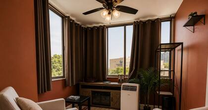 Lovely 2BR Condo WFH Heart of Downtown Pool Access