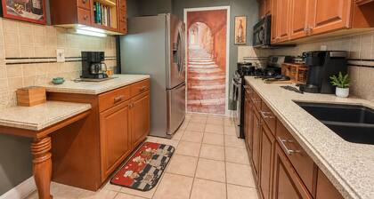Lovely 2BR Condo WFH Heart of Downtown Pool Access