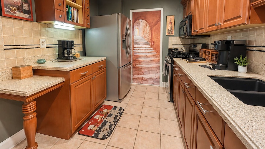 Lovely 2BR Condo WFH Heart of Downtown Pool Access