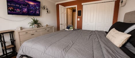 Comfort Condo, 2 Bedrooms, Non Smoking, Pool Access | Television