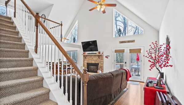 Smart TV, fireplace