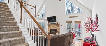 Charming Towamensing Trails Chalet - Sleeps 9, Fireplace, BBQ Deck & Large Yard