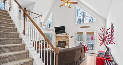 Charming Towamensing Trails Chalet - Sleeps 9, Fireplace, BBQ Deck & Large Yard