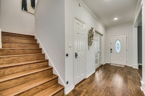 Interior - Luxury 6 Bedroom Sleeps 12 Home in N Dallas Pool (Dallas)