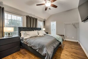 مكتب ومكواة/لوح كي وواي فاي مجانًا وملاءات أسرّة