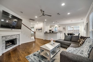 Smart TV, video games - Luxury 6 Bedroom Sleeps 12 Home in N Dallas Pool (Dallas)