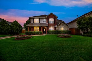 Exterior - Luxury 6 Bedroom Sleeps 12 Home in N Dallas Pool (Dallas)