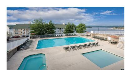 Two Bedroom, Luxury Condo, Osage Beach, Missouri 3231703