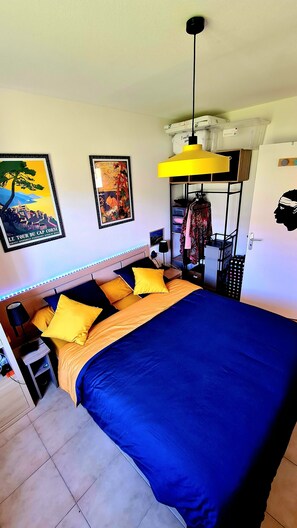 1 Schlafzimmer, Schreibtisch, Bügeleisen/Bügelbrett, Reisekinderbett