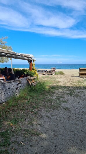 Playa en los alrededores y camastros 
