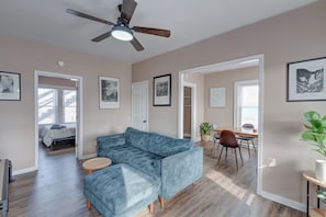 Departamento ejecutivo, balcón, en esquina | Área de sala de estar | Smart TV de 45 pulgadas con canales digitales y televisión